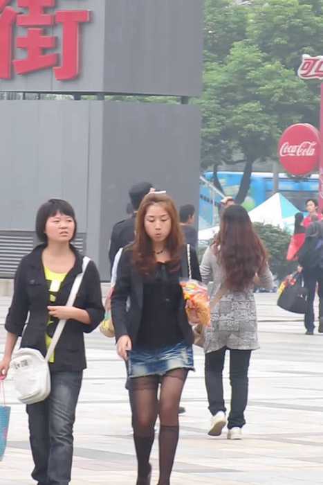 [大忽悠买丝袜街拍视频]ID0522 2013.1.13包臀粉裙肉丝制服学生被猥琐春哥女同学摸